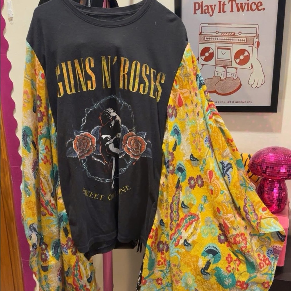 Guns N' Roses Graphic Tee with Colorful Kimono